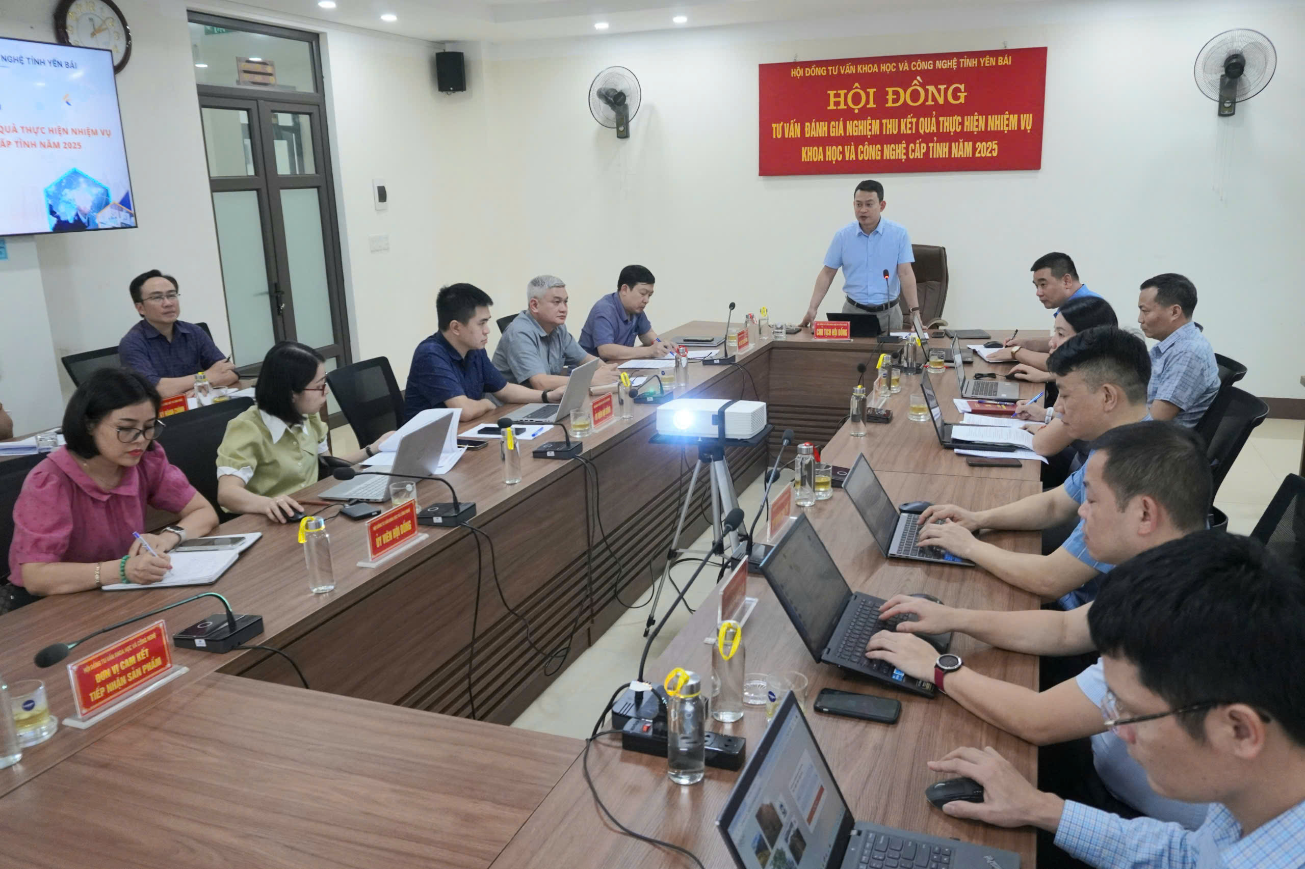 ỨNG DỤNG CÔNG NGHỆ THÔNG TIN XÂY DỰNG THƯ VIỆN SỐ  PHỤC VỤ CÔNG TÁC CHUYỂN ĐỔI SỐ TẠI THƯ VIỆN TỈNH YÊN BÁI